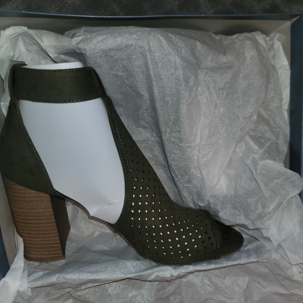 Universal Thread Olive Heel Sandals - Picture 5 of 6